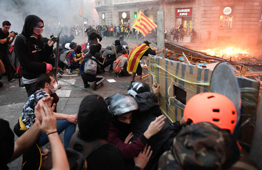 Barselona'da Katalanlar sokakları savaş meydanına çevirdi! Polis şiddete başvurdu