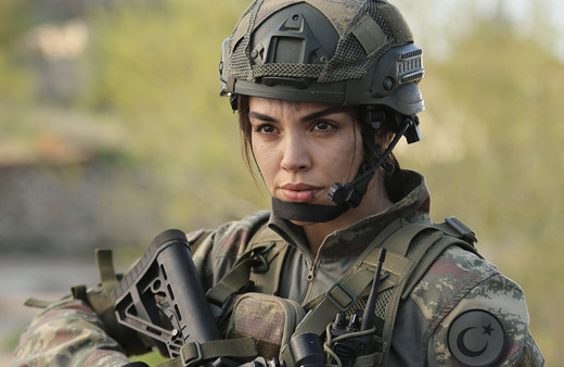 Savaşçı dizisinin Teğmen Çiğdem'i seksi pozlar verdi bambaşka biri çıktı