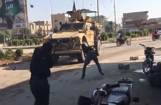 Teröristler Kamışlı’dan çekilen ABD askeri konvoyuna patates attı