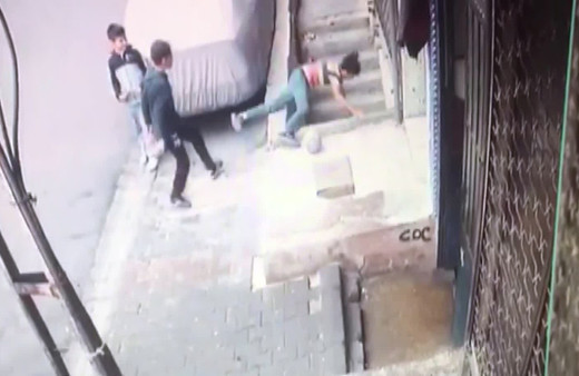 İstanbul Beyoğlu'nda arkadaşının ittiği çocuk ağır yaralandı