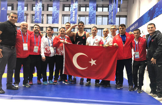 Çin'de altın madalya kazanan Taha Akgül asker selamını çaktı!