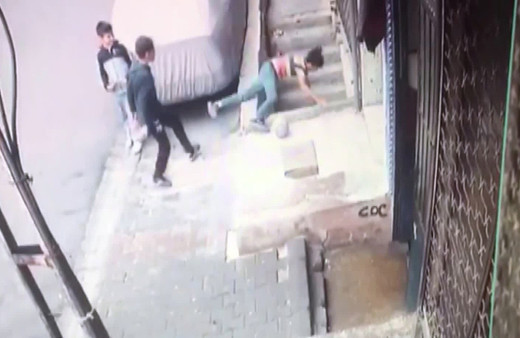 İstanbul Beyoğlu'nda arkadaşının ittiği çocuk ağır yaralandı