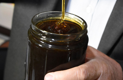 Siyah diye vatandaş yemiyor! Bu bal kanserli hücreleri tedavi ediyor