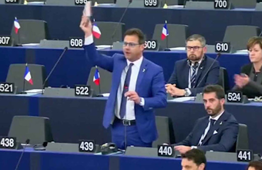 Avrupa Parlamentosu'nda skandal hareket! Çikolata kutusu fırlattı