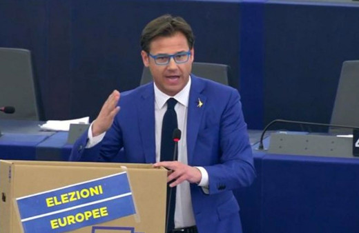 AP'de İtalyan vekilin güldüren protestosu! Türk çikolatası yemeyecekmiş