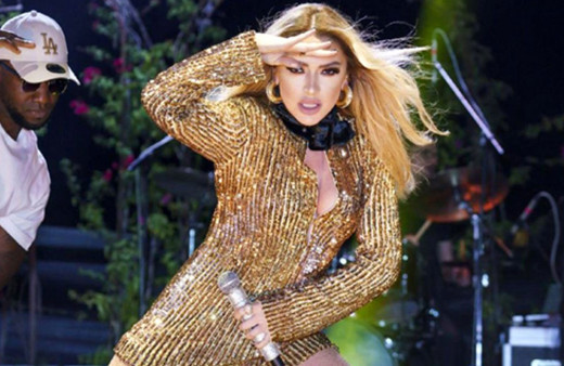 Arkadaşlarıyla doğum gününü kutlayan Hadise mezdeke oynayıp dans etti