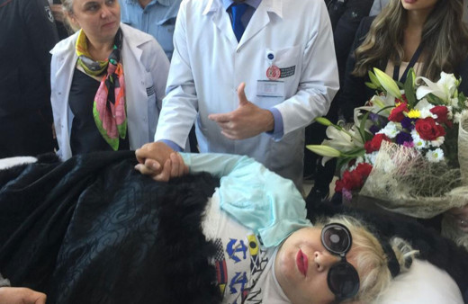 Muazzez Abacı taburcu oldu 4 hafta daha yürüyemeyecek