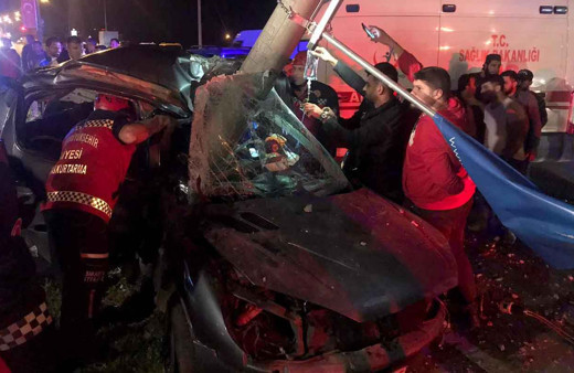 Adapazarı'nda aydınlatma direğine çarpan otomobil katlandı 2 yaralı