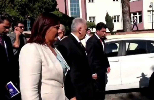 AK Partili Mustafa Savaş omuz mu attı? Özlem Çerçioğlu videosu olay oldu