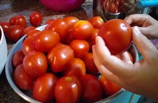 Domates kabuklarnı nasıl kolay soyulur eğer pişirecekseniz...