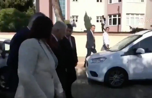 AK Partili Mustafa Savaş omuz mu attı? Özlem Çerçioğlu videosu olay oldu