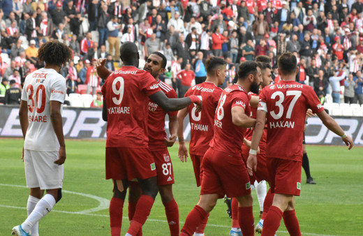 Sivasspor Antalyaspor'u ikinci yarıda bulduğu gollerle yendi