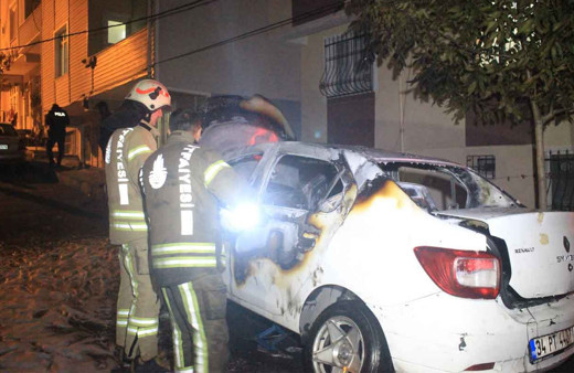 Küçükçekmece’de park halindeki otomobil alev alev yandı
