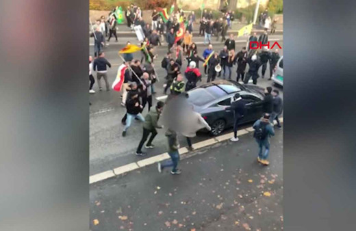 Norveç'te PKK yandaşları, içinde Türk bayrağı olan otomobile saldırdı