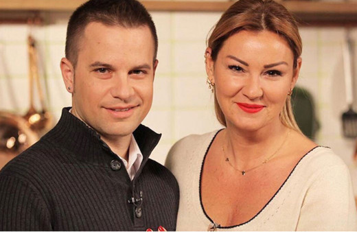 Pınar Altuğ ve Yağmur Atacan'dan aşk pozu! Öpüşme itirafı olay olmuştu