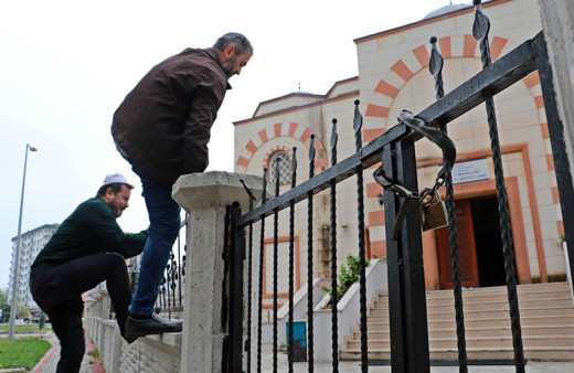 Caminin kapısına kilit vuruldu vatandaş demirden atlayıp ibadet ediyor
