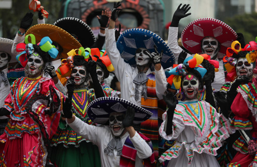 Meksika'da festivalde ölülerle buluşup ölülere nasıl yiyecek sunduklarına bakın
