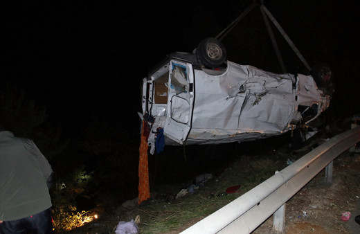 Düzce'de kaza yapan sürücü şoka girdi