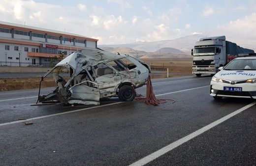 Kayseri'de TIR ile çarpışan otomobil ikiye bölündü