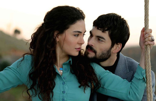 Akın Akınözü'den samimi itiraf! Hercai dizisinde Ebru Şahin'le beraber rol alıyor