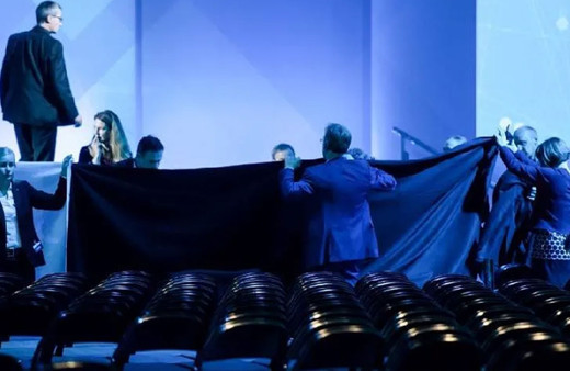 Alman bakan merdivenden yüzüstü yere düştü! Bilincini kaybetti