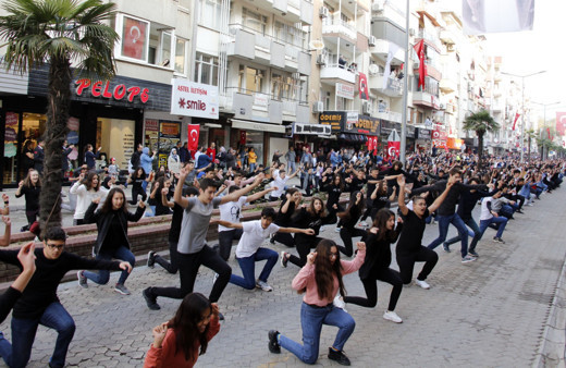 İzmir Ödemiş'te 2 bin kişi Cumhuriyet Bayramı'nı zeybek oynayarak kutladı