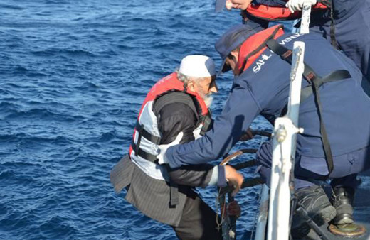 Ege'de yakalanan mülteciler arasındaki yaşlı adam dikkat çekti