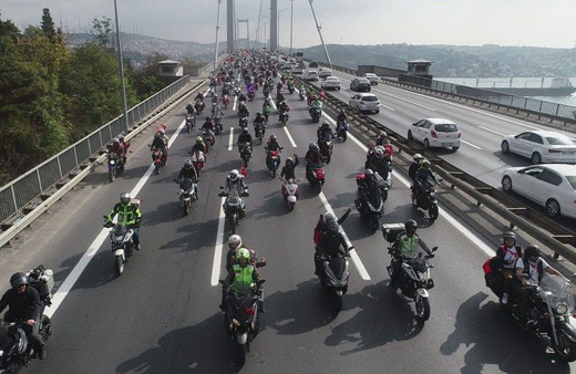 Cumhuriyet Bayramı konvoyu! 15 Temmuz Köprüsü'nde motosiklet şov
