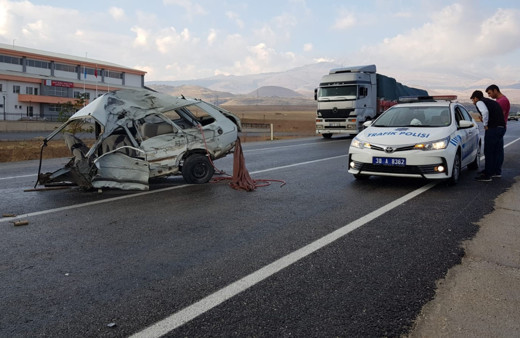 Kayseri'de TIR ile çarpışan otomobil ikiye bölündü