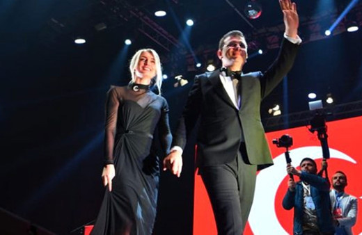 Dilek İmamoğlu'nun 'Cumhuriyet' kıyafeti sosyal medyada olay oldu