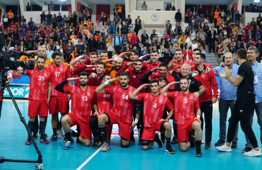 Durmuş Ali Tınkır ve Yunus Özmusul asker selamı verdi sözleşmeleri feshedildi