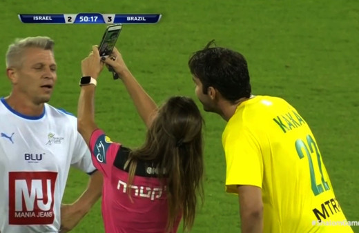 Kadın hakemden Kaka'ya önce kart sonra selfie