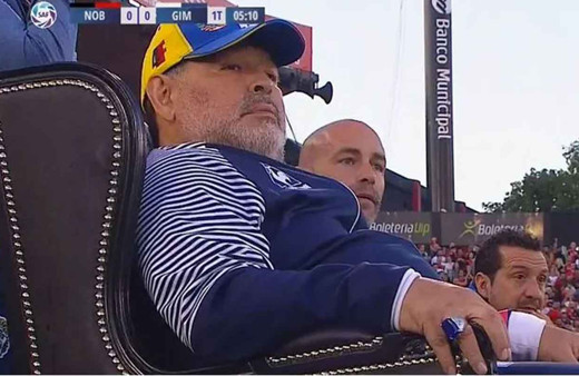 Maradona'ya özel taht yaptılar yer yerinden oynadı