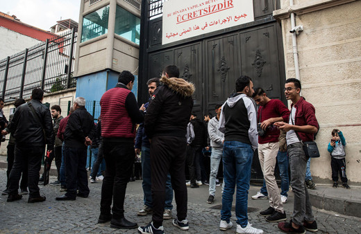 Verilen süre dolunca Suriyeliler göç idarelerine akın etti