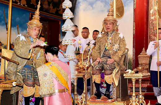 Tayland Kralı Maha zina nedeniyle çalışanlarını işten çıkardı! Kendisine metres atamıştı