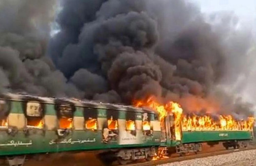 Pakistan'da yolcu treninde son dakika yangın faciası! Çok sayıda ölü var