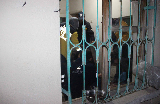 Konya'da bir kişi önce tartıştığı karısının boğazını ardından kendini kesti