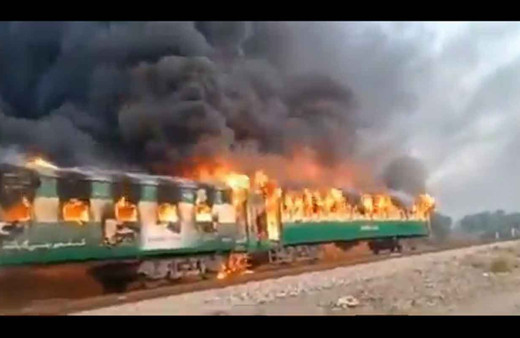 Pakistan'da trende yangın: 62 ölü