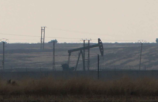 Rus askeri polisinden petrol kuyuları çevresinde devriye