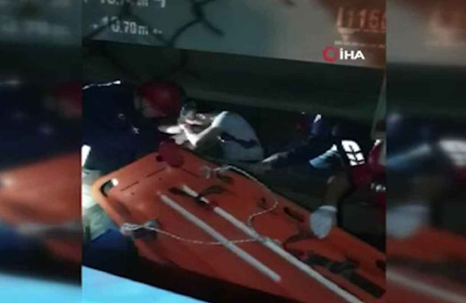 Adana'da yük trenin çarptığı kişi ağır yaralandı