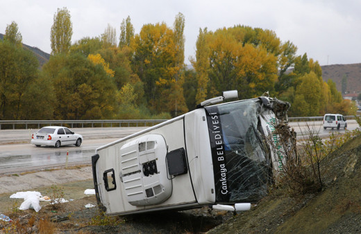 Ankara'da Çankaya belediyesinin servis aracı kaza yaptı! Çok sayıda yaralı var