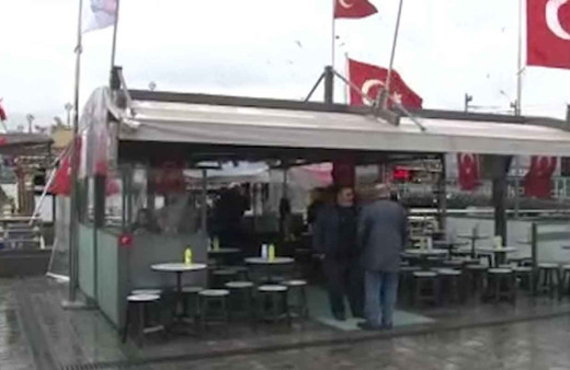 Eminönü’ndeki balıkçı teknelerinde satış devam ediyor