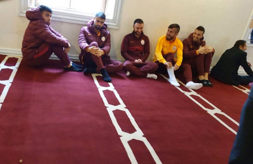 Galatasaraylı Türk futbolcuların cuma namazı görüntüsü sosyal medyayı salladı