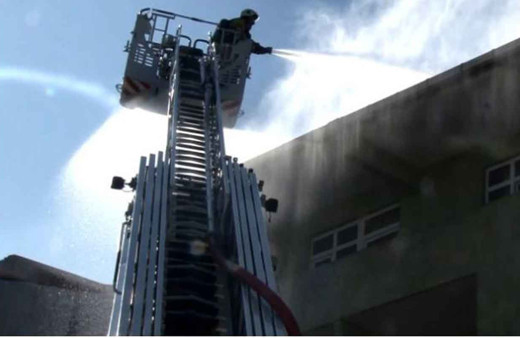 Esenyurt'ta çatı yangını