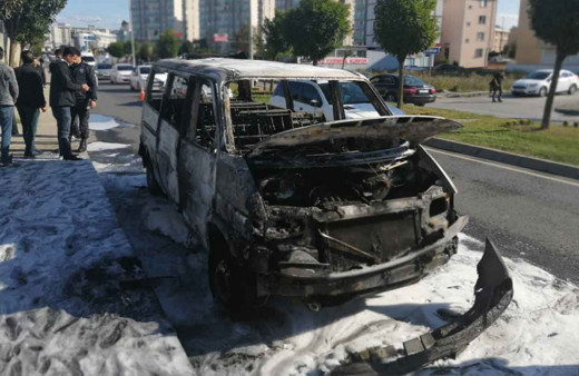 Ümraniye’de seyir halinde olan minibüs bir anda alev aldı