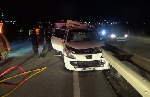 İstanbul Silivri'de otomobil bariyere ok gibi saplantı 2 ölü 3 yaralı