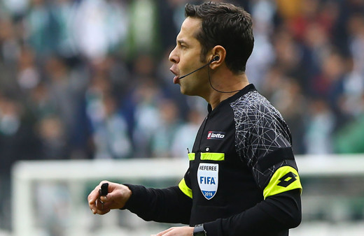 Rumlar Türk hakem Halis Özkahya'yı istemedi UEFA anında değiştirdi