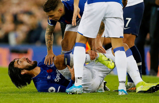 Andre Gomes'in ayağı kırıldı Cenk Tosun yıkıldı kaldı