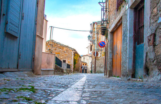 Bu köyde evler bedava! Üstelik yerleşene bin Euro da yardım var