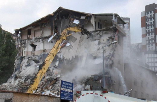 Yıktırılan yurt binasıyla ilgili raporda ürkütücü tespitler! Bina kaçak çıktı